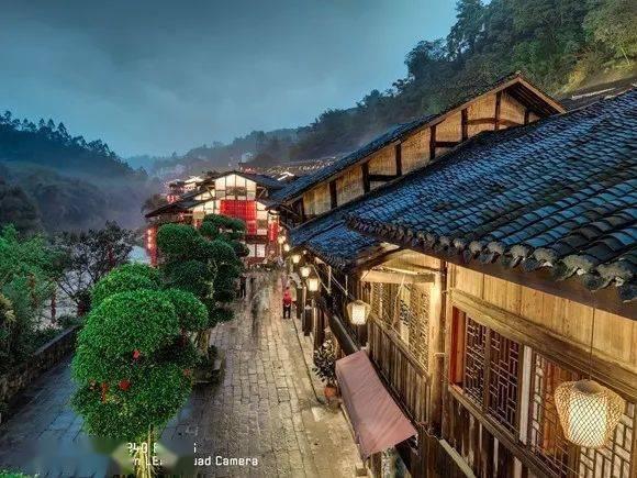 秦王朝建立: 始皇帝统一六国称帝，开创了封建专制制度